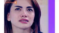 Nikita Mirzani menitikkan air mata mengenang masa-masa indah bersama almarhumah bunda. 