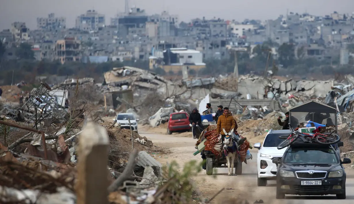 Dengan menggunakan berbagai kendaraan, warga Palestina yang sebelumnya mengungsi akibat perang antara Israel dan milisi Hamas mulai kembali ke Gaza utara dengan melewati Koridor Netzarim. (Eyad BABA/AFP)