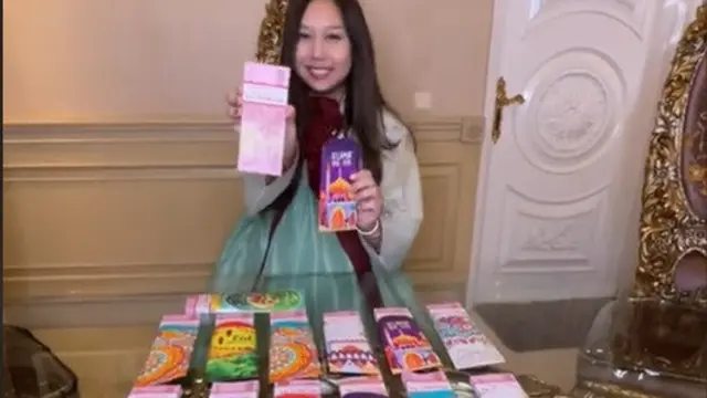 Buat Konten Ngidam Berenang Di Uang, Ini 10 Potret Sisca Kohl Dengan Gepokan Rupiah