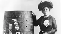Pada 24 Oktober 1901, Annie Edson Taylor, dicatat menjadi orang pertama yang terjun dari Air Terjun Niagara dalam per barel. (Liputan6.com/Public Domain)