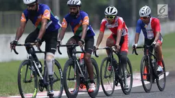 Atlet ParaCycling, M Fadli Immamuddin (ketiga kiri) saat laga di nomor Mens C4 Road Race Asian Para Games 2018 di Sirkuit Sentul Bogor, Selasa (9/10). M Fadli menempati posisi keempat. (Liputan6.com/Helmi Fithriansyah)