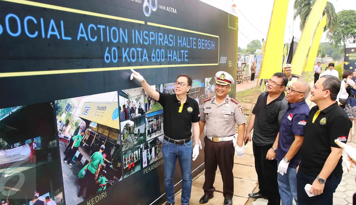Presiden Direktur PT Astra International Tbk Prijono Sugiarto memberi pemaparan saat menggelar aksi sosial Inspirasi Halte Bersih yang akan digelar di 60 kota 600 halte dalam rangka HUT ke-60 Astra (25/2). (Liputan6.com)