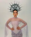 Di tengah permasalahan keuangan yang tengah dihadapinya dengan mantan suami, Tasya Farasya membagikan potret powerful dalam balutan gaun lilac. Ia mengenakan busana korset berbahan satin dengan atasan renda tembus pandang berkerah tinggi, dilengkapi lengan panjang berjuntai bak kain selendang dan peplum renda bergelombang di pinggang. Crown silver tinggi berhias mutiara dan kristal menjadi pusat perhatian di atas rambut yang ditarik rapi ke belakang. [@tasyafarasya]