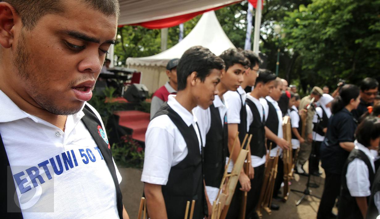 Para siswa penyandang disabilitas memainkan angklung saat Perayaan 50 Tahun Persatuan Tuna Netra Indonesia (Pertuni) 2016, Jakarta, Minggu (31/1/2016). Djarot mendukung para penyandang tunanetra agar dapat bersekolah. (Liputan6.com/Faizal Fanani)