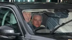 Mantan pelatih Manchester United, Jose Mourinho meninggalkan Lowry Hotel di Manchester, Inggris, (18/12). Jose Mourinho resmi dipecat oleh Manchester United pada hari Selasa (12-12-2018) menyusul hasil buruk tim. (AP Photo/Jon Super)