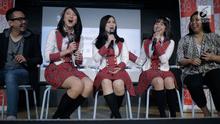 Melody JKT48 (tengah) saat jumpa pers konser Melody Graduation di Jakarta, Jumat (16/3). Nantinya, grup musik Oni & Friends ikut bergabung memeriahkan panggung menjelang kelulusan Melody. (Liputan6.com/Faizal Fanani)