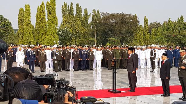 Presiden Jokowi Pimpin Upacara Hari Pahlawan Di Tmp Kalibata News Liputan6 Com