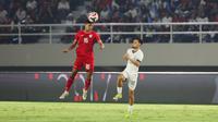 Pemain Timnas Indonesia, Dony Tri Pamungkas berebut bola dengan pemain Filipina,&nbsp;Alex James Weathers Monis pada laga Grup B Piala AFF 2024 yang berlangsung di Stadion Manahan, Solo, Jawa Tengah, Sabtu (21/12/2024). (Bola.com/Abdul Aziz)