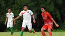 Pemain depan timnas U-23 Indonesia, Evan Dimas (tengah) berebut bola dengan salah satu pemain Martapura FC saat laga uji coba di National Youth Training Centre, Sawangan, Depok (4/1/2015). (Liputan6.com/Helmi Fithriansyah)
