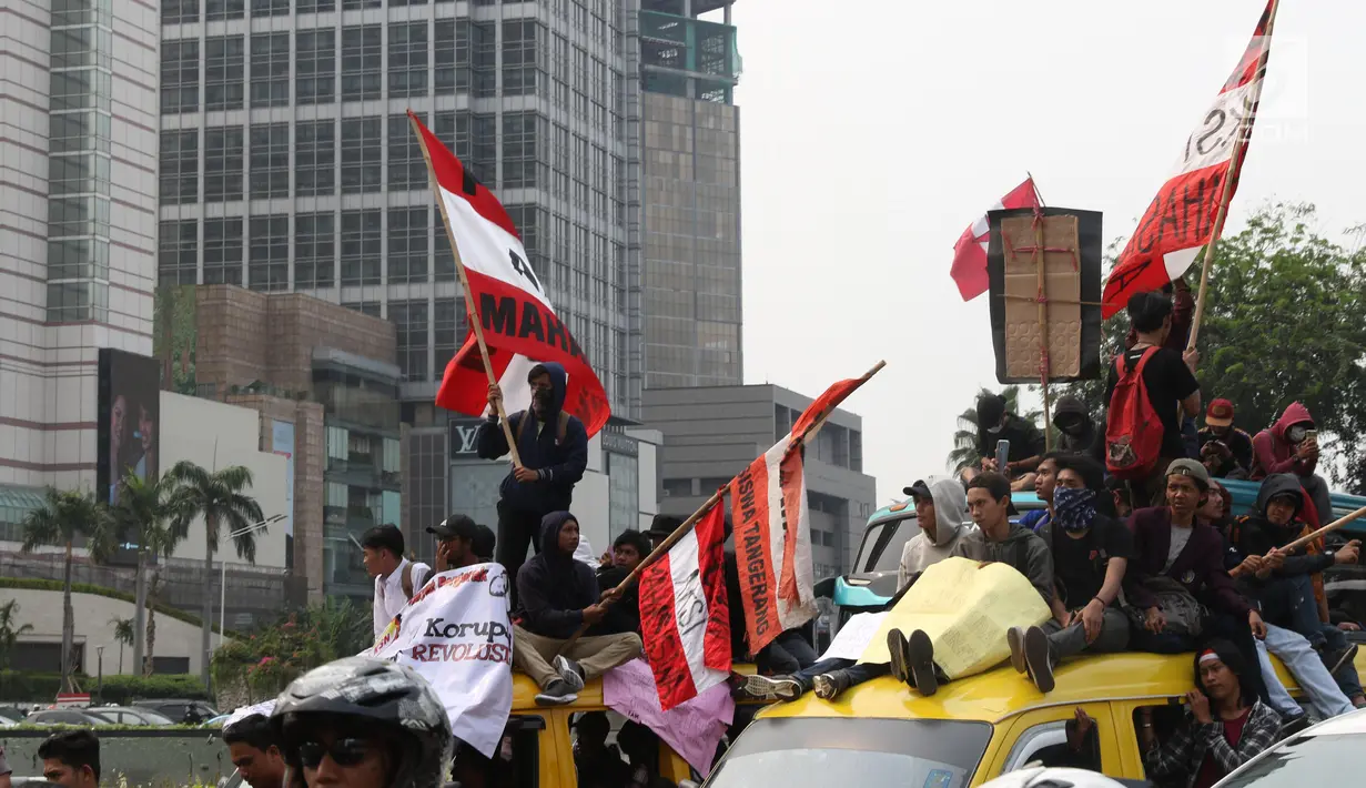 Massa dari berbagai elemen melintasi Bundaran Hotel Indonesia (HI) menuju gedung DPR, Jakarta, Selasa (25/9/2019). Sambil membawa berbagai atribut, mereka akan menggelar aksi unjuk rasa di depan DPR menolak sejumlah revisi dan rancangan UU yang menuai polemik. (Liputan6.com/Angga Yuniar)