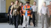 Staff Khusus Bupati Kudus, Agus Soeranto (tengah) dikawal petugas usai pemeriksaan terkait dugaan suap pengisian jabatan perangkat daerah di lingkungan Pemkab Kudus, Gedung KPK, Jakarta, Sabtu (27/7/2019). KPK juga menetapkan Bupati Kudus, M Tamzil sebagai tersangka. (Liputan6.com/Helmi Fithriansyah