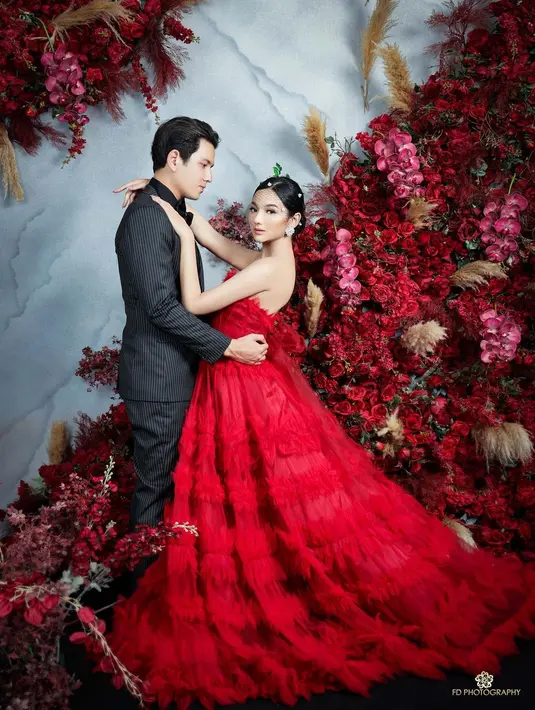 Berlatar seolah taman bunga, Glenca memakai gaun strapless merah dengan aksen tiered yang mewah. [@fdphotography]