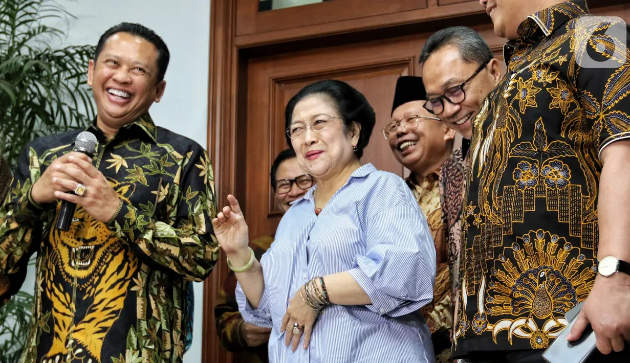 Ketua MPR Bambang Soesatyo (kiri) bersama Pimpinan MPR menemui Presiden ke-5 RI Megawati Soekarnoputri di kawasan Menteng, Jakarta, Kamis (10/10/2019). MPR mengundang Megawati untuk hadir dalam pelantikan Presiden Joko Widodo dan Wapres Mar'uf Amin 20 Oktober mendatang. (Liputan6.com/Johan Tallo)