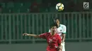Bek Indonesia U-23, Hansamu Yama Pranata (kanan) berebut bola atas dengan pemain Korea Utara, So Jong Hyok pada laga PSSI Anniversary Cup 2018 di Stadion Pakansari, Kab Bogor, Senin (30/4). Babak pertama imbang 0-0. (Liputan6.com/Helmi Fithriansyah)