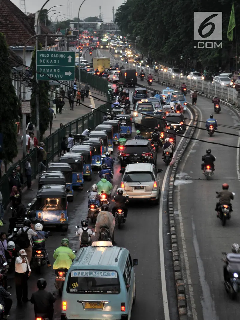 Semrawut Lalu Lintas di depan Stasiun Jatinegara