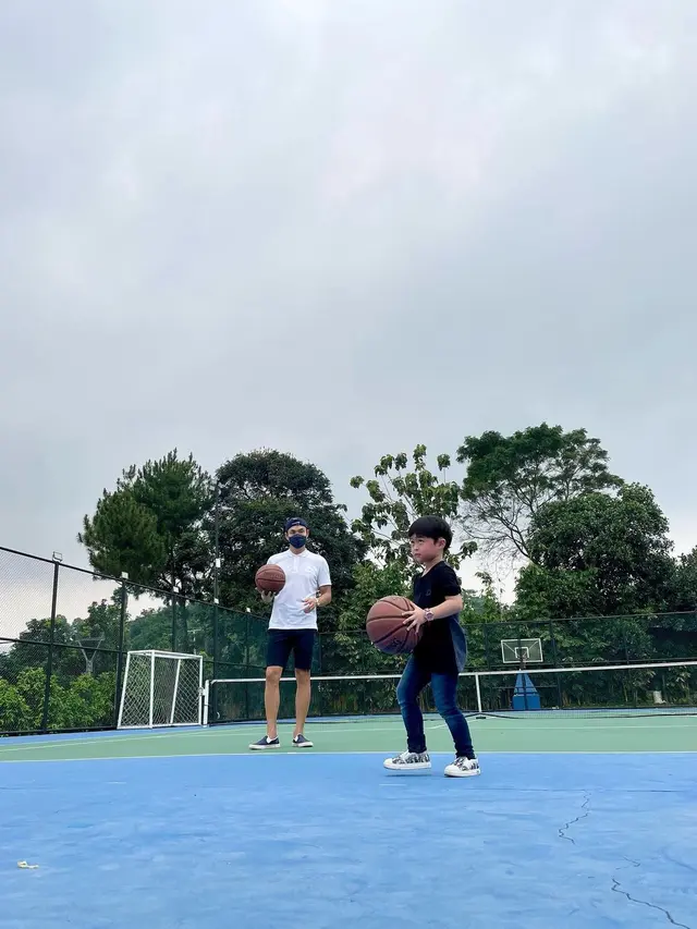 Harvey Moeis suami Sandra Dewi saat momong anak (Foto: Instagram/@sandradewi88)