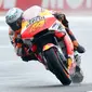 Pembalap Repsol Honda, Pol Espargaro, menjadi yang tercepat pada sesi latihan bebas pertama (FP1) MotoGP Mandalika 2022 yang digelar di Sirkuit Mandalika, Jumat (18/3/2022) pagi WIB. (AFP/Jose Jordan)