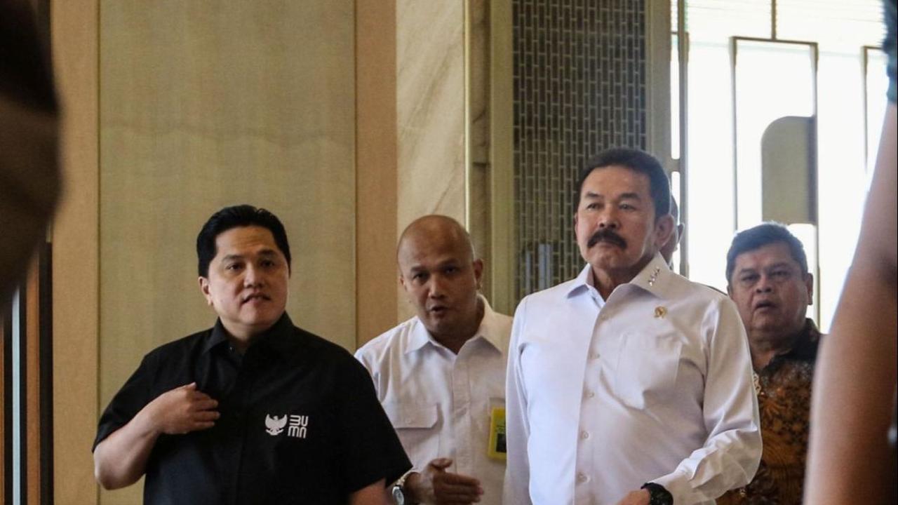 Menteri Badan Usaha Milik Negara (BUMN) Erick Thohir saat mendatangi kantor Kejaksaan Agung (Kejagung), Jakarta, Selasa (3/10/2023).<br><br>Jaksa Agung Sanitiar Burhanuddin terlihat menyambut hangat Erick Thohir di kantornya itu.<br>