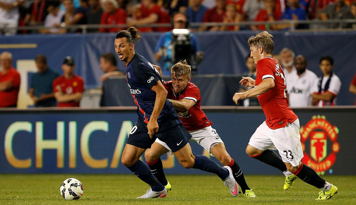 Striker PSG, Zlatan Ibrahimovic, mencetak gol kedua saat menang 2-0 melawan Manchester United pada laga International Champions Cup 2015 di Stadion Soldier Field, Chicago, AS, (29/7/2015). (AFP/Joshua Lott)