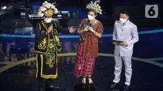 Menteri Pariwisata dan Eknomi Kreatif Sandiaga Salahuddin Uno (kiri) memberi sambutan pada Anugerah Desa Wisata Indonesia (ADWI) 2021 di Jakarta, Selasa malam (7/12/2021). ADWI 2021 yang diikuti 1.831 desa wisata bertajuk "Indonesia Bangkit”. (Liputan6.com/Fery Pradolo)