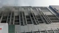 Panel listrik di Gedung Lindeteves Trade Center (LTC) Glodok di Jl. Hayam Wuruk, Mangga Besar, Tamansari, Jakarta Barat terbakar pada Minggu (25/9/2022) pagi.