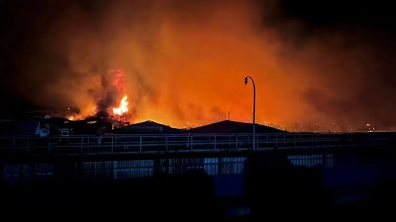 Kebakaran terjadi di salah satu perkampungan atas air di Sabah yang terdiri dari rumah-rumah kayu yang dibangun di atas tiang, pada Minggu (19/4/2026).