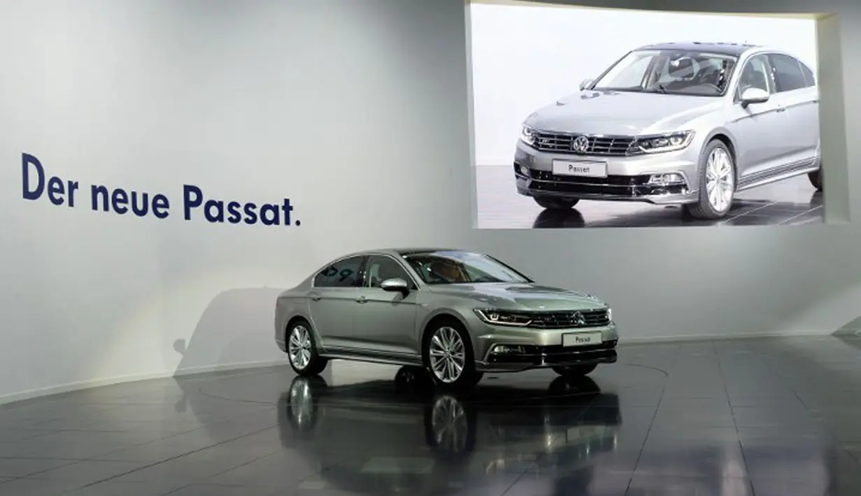 Produsen mobil asal Jerman meluncurkan seri terbaru VW tipe Passat di Potsdam, (3/7/2014). (AFP PHOTO/DPA/Ralf Hirschberger)