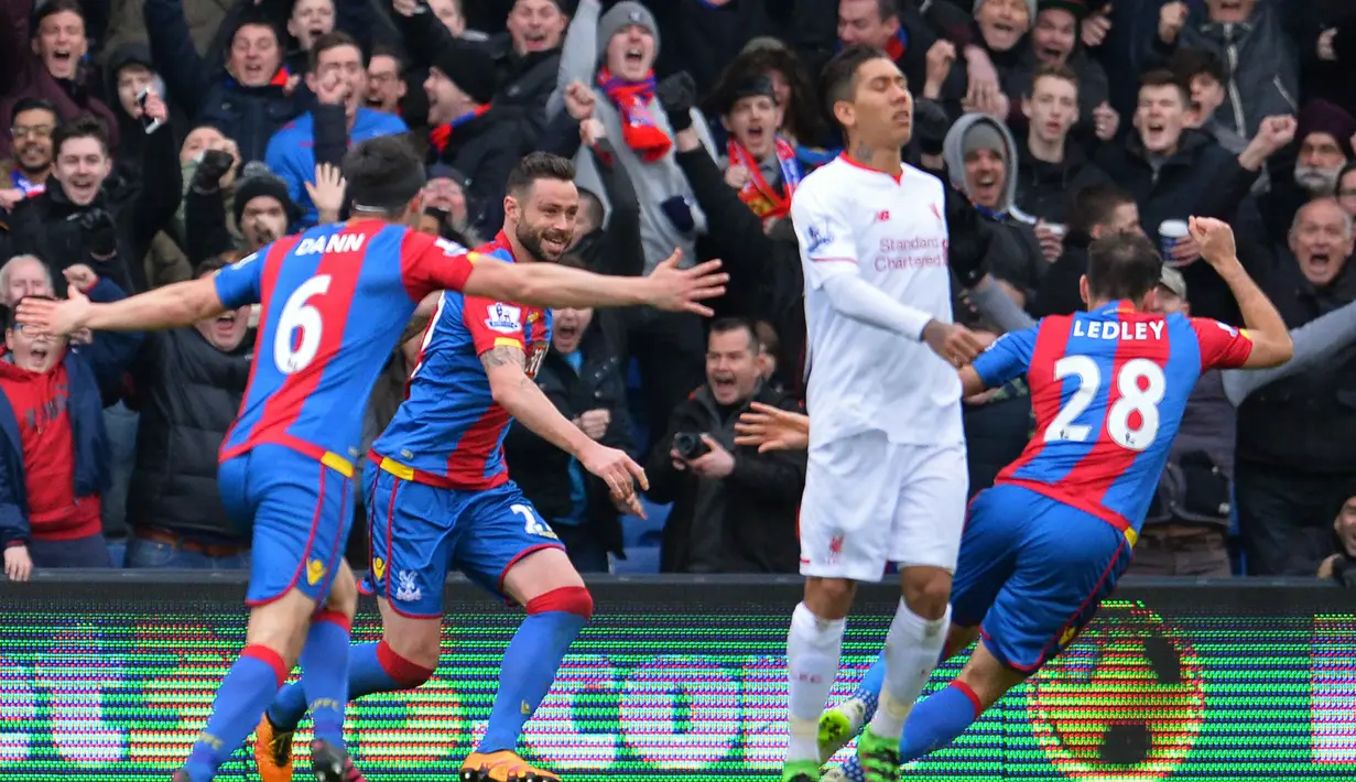 Pemain Crystal Palace, Joe Ledley (kanan) merayakan golnya ke gawang Liverpool  pada lanjutan liga Inggris 2015-2016 di Stadion Selhurts Park, Minggu (6/3/2016) malam WIB. (AFP/Glyn Kirk)