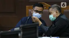 Terdakwa perantara suap dari Djoko Tjandra kepada Jaksa Pinangki Sirna Malasari terkait pengurusan fatwa di Mahkamah Agung (MA), Andi Irfan Jaya (kiri) saat menjalani sidang di Pengadilan Tipikor, Jakarta, Rabu (2/12/2020). Sidang mendengar keterangan saksi. (Liputan6.com/Helmi Fithriansyah)