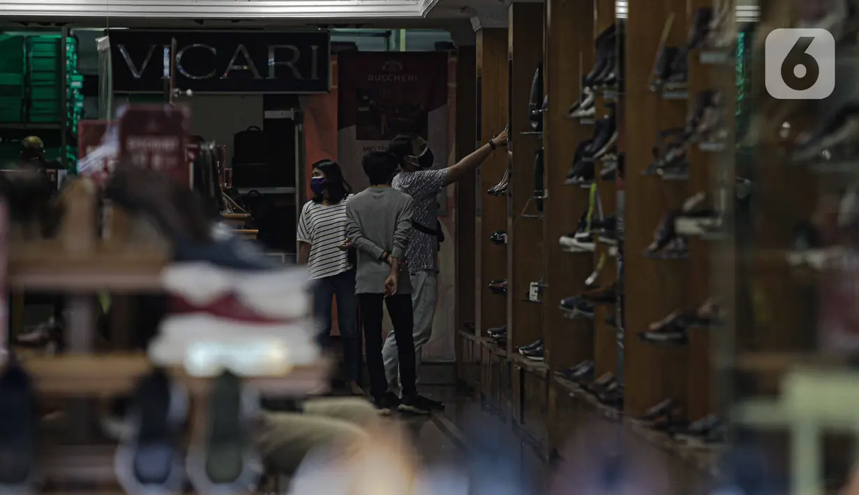 Pramuniaga melayani pengunjung di salah satu pertokoan di kawasan Pasar Baru, Jakarta, Sabtu (14/8/2021). Pemerintah resmi menanggung PPN 10 persen atas sewa toko atau gerai para pedagang eceran untuk mendorong dunia usaha agar bertahan dari krisis pandemi COVID-19.  (Liputan6.com/Faizal Fanani)