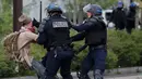 Polisi mengamankan salah satu demonstran yang ikut melakukan aksi protes perubahan hukum perburuhan/ketenagakerjaan yang akan dilakukan pemerintah di Nantes, Prancis (26/5). (REUTERS / Stephane Mahe)