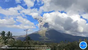 Gunung Lewotobi Laki-Laki Erupsi 1.200 Meter, Abu Tebal Menyeruak ke Utara