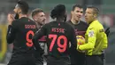 Usaha Milan akhirnya berbuah manis pada menit ke-89 usai Kessie mampu menggetarkan gawang Napoli. Sayang seribu sayang, gol tersebut harus dianulir karena wasit memutuskan offside setelah meninjau VAR. (AFP/Antonio Calanni)