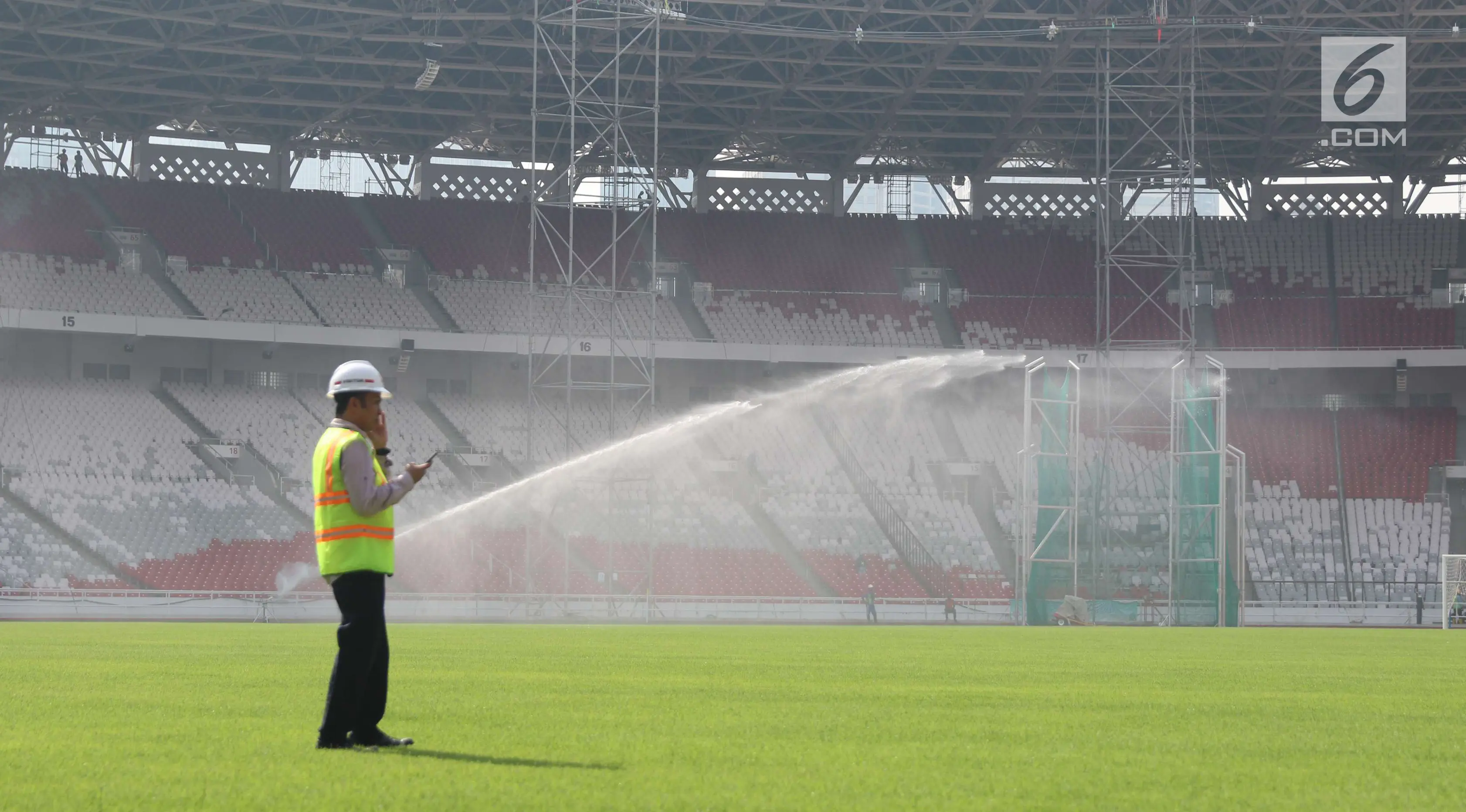 	Pekerja berada di area proyek renovasi Stadion Utama Gelora Bung Karno, Jakarta, Kamis (23/11). Kementerian PUPR menargetkan seluruh venue olahraga untuk Asian Games XVIII selesai akhir Desember 2017. (Liputan6.com/Angga Yuniar)