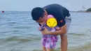 Sirajuddin juga mengajak sang anak, Arsilla bermain air pantai untuk pertama kalinya. (Foto: Instagram.com @zaskia_gotix)