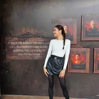 Mikha Tambayong menyukai tampilan layering, terdiri dari rok mini & kaus. [Foto: @miktambayong]