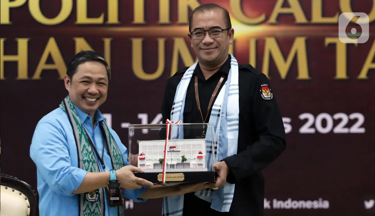 Ketua Komisi Pemilihan Umum (KPU), Hasyim Asy'ari (kanan) bersama Ketua Partai Gelombang Rakyat (Gelora) Indonesia, Anis Matta di Gedung KPU, Jakarta, Minggu (7/8/2022). Ketua KPU Hasyim Asy'ari mengatakan, calon peserta pemilu wajib menyerahkan surat pendaftaran dan dokumen persyaratan secara lengkap. Ketentuan ini berdasarkan Undang-Undang Nomor 7 Tahun 2017 tentang Pemilihan Umum. (Liputan6.com/Helmi Fithriansyah)