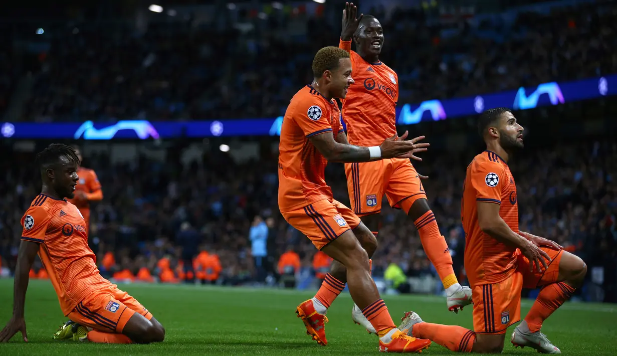 Pemain Lyon, Nabil Fekir (kanan) melakukan selebrasi atas golnya ke gawang Manchester City saat bertanding pada matchday pertama Grup F Liga Champions di Stadion Etihad, Manchester, Rabu (19/9). City kalah 1-2 dari Lyon. (AP Photo/Dave Thompson)