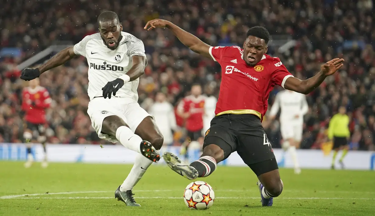 Teden Mengi - Pada laga kontra Young Boys, bek 19 tahun ini dimainkan pada menit ke-61 untuk menggantikan Luke Shaw. Pemain yang bisa beroperasi sebagai bek tengah maupun bek sayap ini diprediksi akan menjadi andalan MU di masa mendatang. (AP/Dave Thompson)