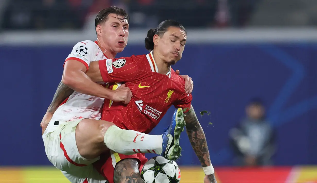 Bek Leipzig, Willi Orban (kiri) berebut bola dengan penyerang Liverpool Darwin Nunez berebut bola saat matchday 3 Liga Champions 2024/2025 di Leipzig, Jerman pada Rabu 23 Oktober 2024 atau Kamis 24 Oktober 2024 dini hari WIB. (Ronny HARTMANN/AFP)
