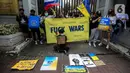 Masyarakat dari "Solidaritas untuk Rakyat Ukraina" melakukan unjuk rasa di depan Kedutaan Besar (Kedubes) Rusia, Jakarta, Jumat (4/3/2022). Mereka menyerukan kepada Dubes Rusia di Indonesia untuk bersuara menghentikan serangan yang dilakukan Rusia terhadap Ukraina. (Liputan6.com/Johan Tallo)