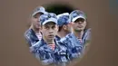Tentara Rusia berjaga pada areal stadion saat pembukaan Piala Dunia 2018 di Luzhniki stadium, Moskow, Rusia, (14/6/2018). Rusia dan Arab Saudi tampil pada laga pembuka. (AP/Rebecca Blackwell)