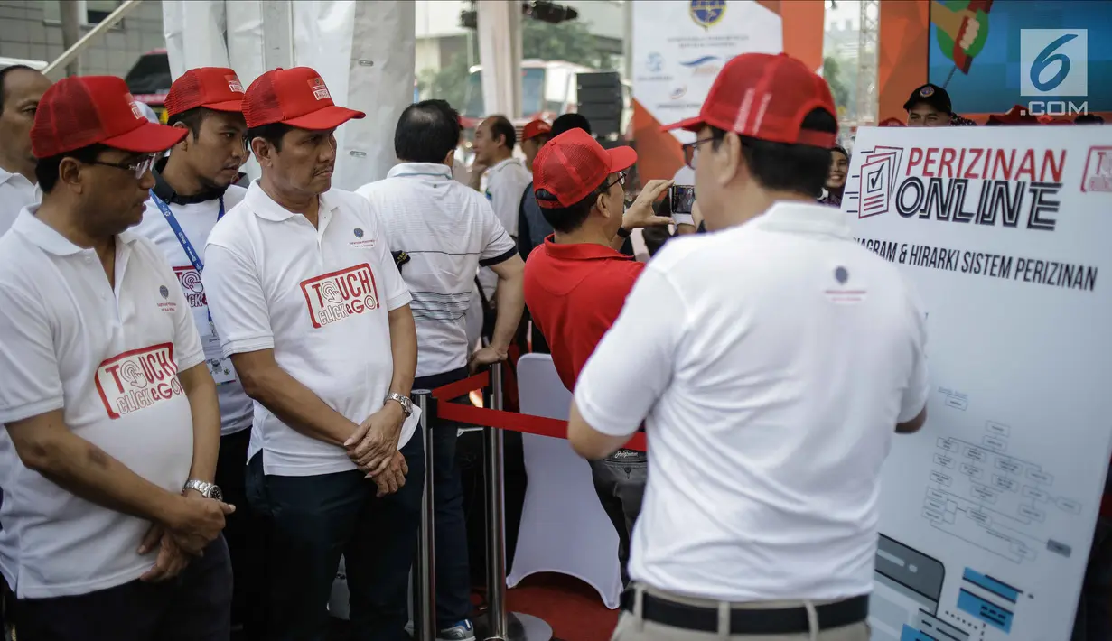 Menteri Perhubungan Budi Karya Sumadi, Menpan-RB Asman Abnur menyimak penjelasan tentang perizinan online saat peluncuran Spionam, E-Ticketing, dan E-Tilang di Jakarta, Minggu (4/3). (Liputan6.com/Faizal Fanani)