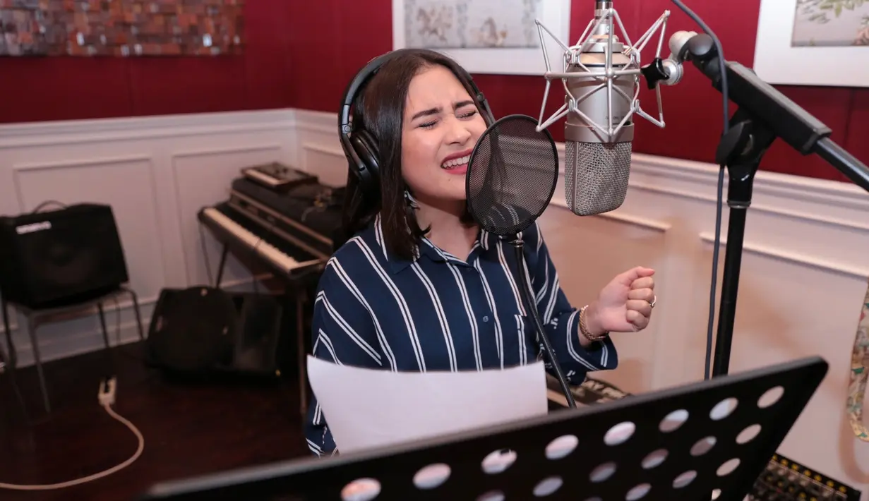 "Jadi ini lagunya tentang aku yang nyari mereka. Mereka kan nggak di setiap tempat ada, aku kayak manggil mereka. Di lagu itu aku kayak bercerita kalau aku manggil mereka lewat lagu kesukaan mereka," tambahnya. (Adrian Putra/Bintang.com)