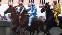 Para joki memacu kudanya saling balap saat mengikuti balapan kuda Italia historis Palio di Siena, Italia (16/8). Palio diadakan dua kali setahun, yakni Juli dan Agustus. (AFP Photo/Filippo Monteforte)