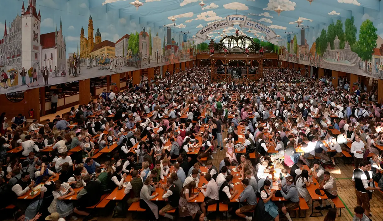 Oktoberfest biasanya menarik sekitar enam juta pengunjung setiap tahunnya. (AP Photo/Matthias Schrader)