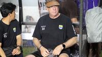 Pelatih Persib, Robert Alberts, dalam laga uji coba melawan Persis di Stadion Manahan, Solo (15/2/2020). (Bola.com/Vincentius Atmaja)