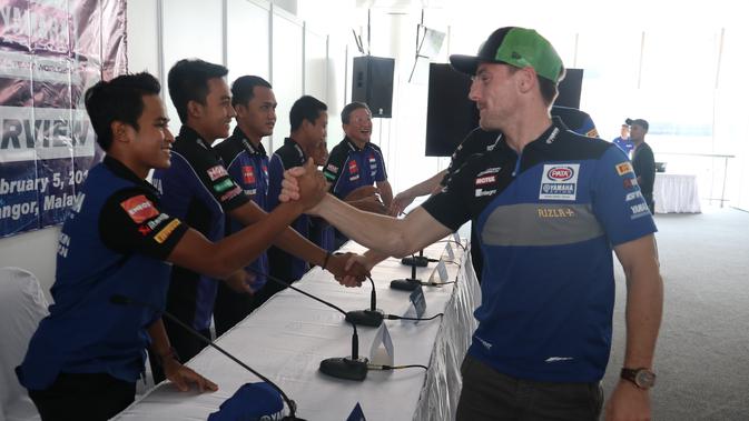 Alex Lowes saatmenyalami satu per satu pembalap Yamaha Racing Indonesia (Liputan6.com/Defri Saefullah)