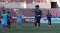 Pemain Arema FC, Renshi Yamaguchi menguasai bola saat menghadapi Madura United dalam laga pekan ke-16 BRI Liga 1 2022/2023 di Stadion Sultan Agung, Bantul, Yogyakarta, Selasa (20/12/2022) sore WIB. (Bola.com/Ikhwan Yanuar)