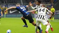 Pemain Inter Milan Skriniar (kiri)dan pemain Juventus Dejan Kulusevski serta Juan Cuadrado berebut bola pada pertandingan Serie A di Stadion San Siro, Milan, Italia, Minggu (24/10/2021). Pertandingan berakhir dengan skor 1-1. (AP Photo/Luca Bruno)